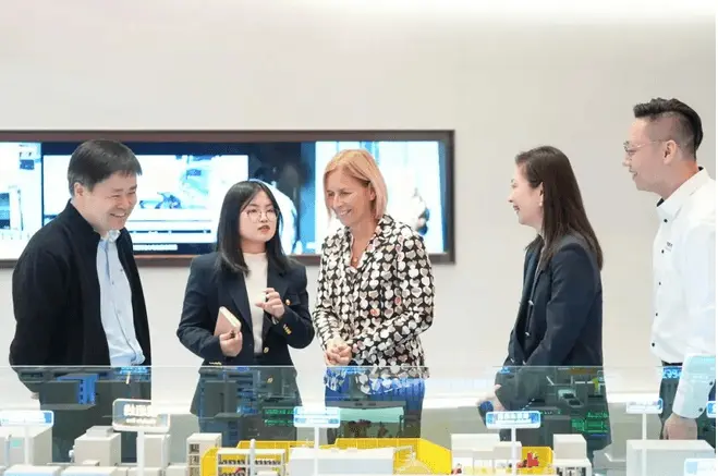 Delegation toured Han’s Laser Global Intelligent Manufacturing Center